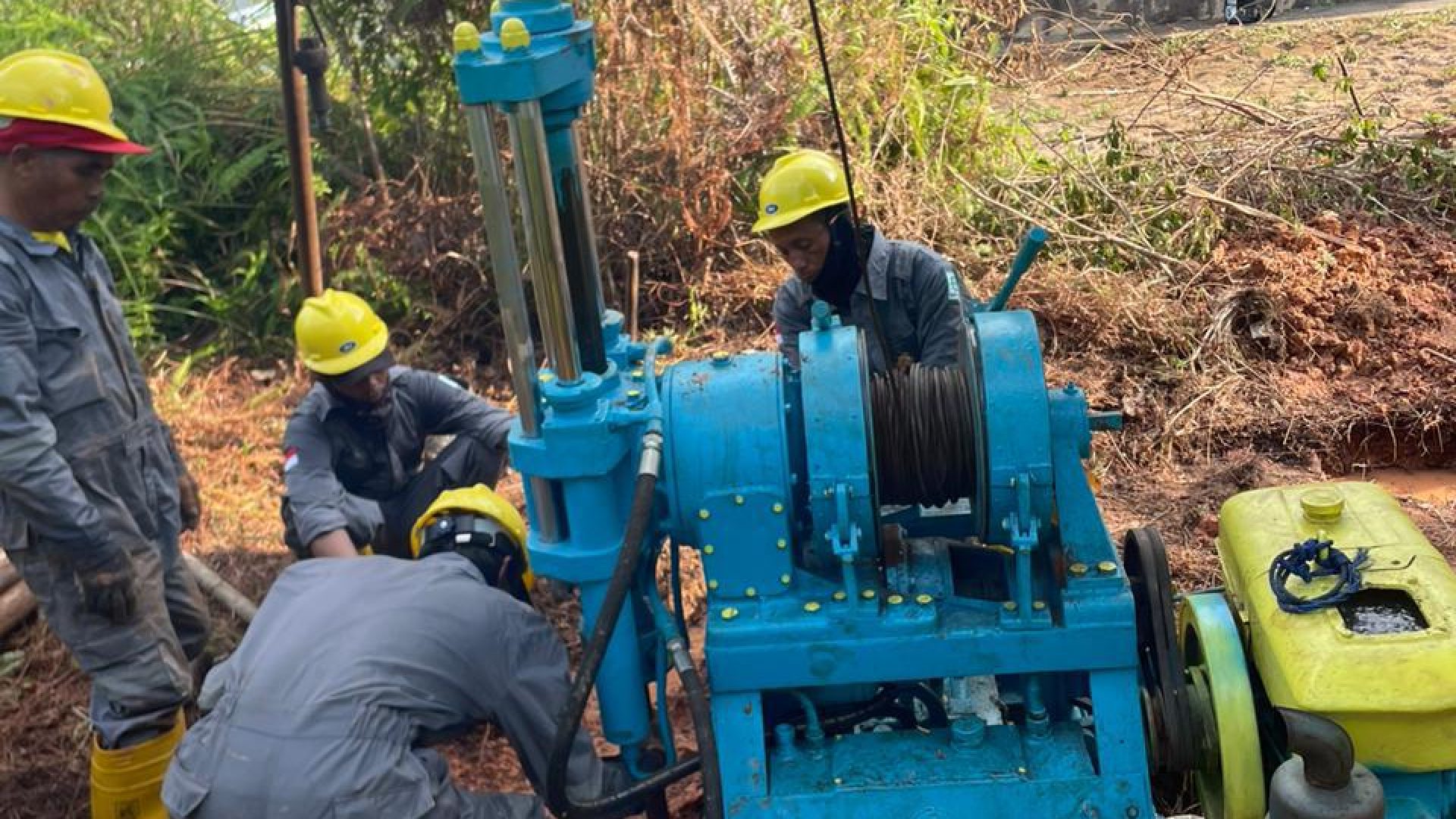 Proses core boring tanah oleh tim Arjuna Mandiri Sakti di lokasi proyek