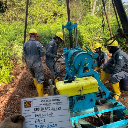 Proses core boring tanah oleh tim Arjuna Mandiri Sakti di lokasi proyek